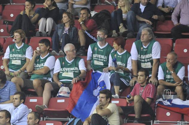 na tribuni