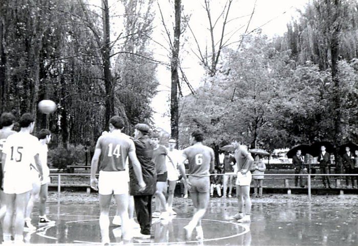 Stadion, tekma v dežju, 1968