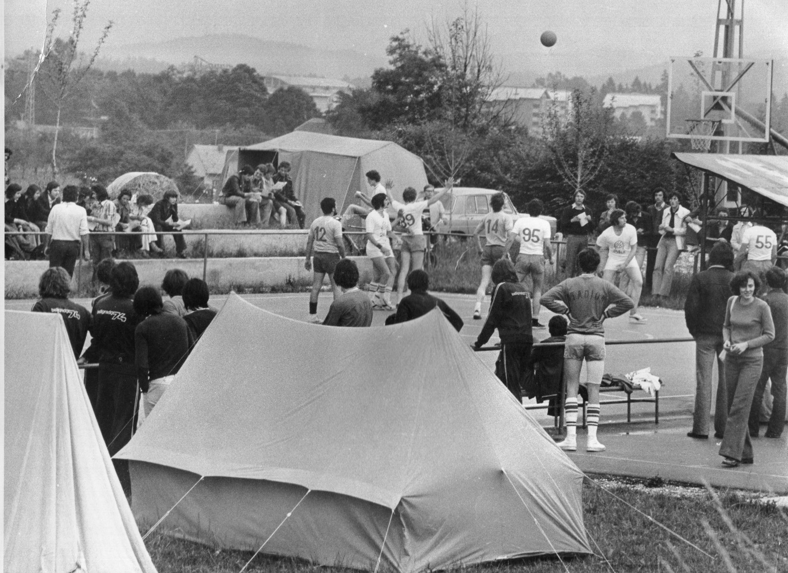 Šotori za počitek, 24 ur košarke, 1975