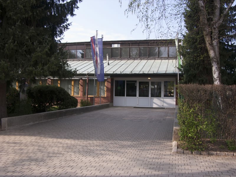 Telovadnica, pogled od spredaj