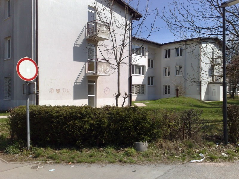Tu je bilo igrišče z razsvetljavo