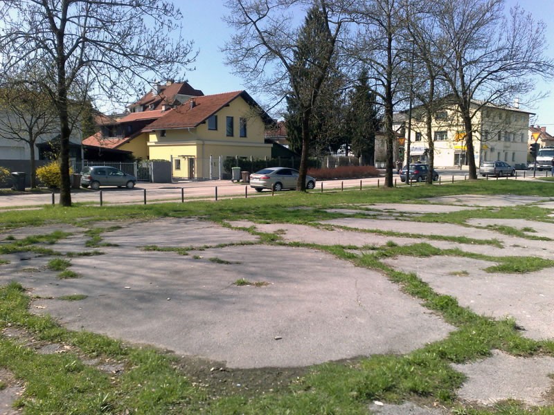 Igrišče iz smeri SV