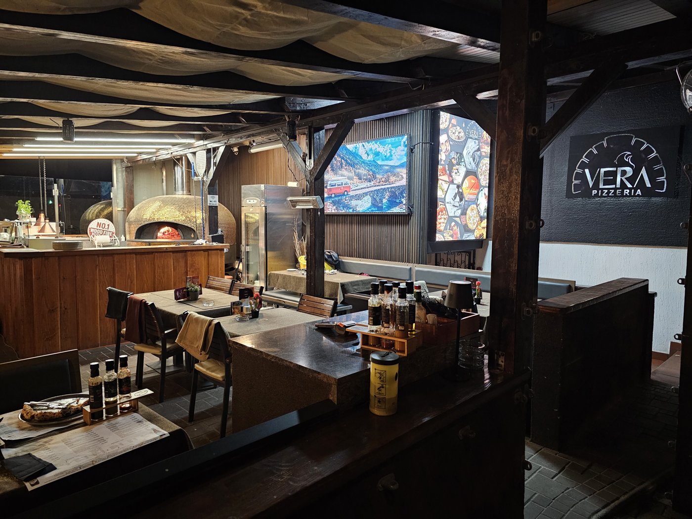Prostor za mizami, Pizzerija Vera