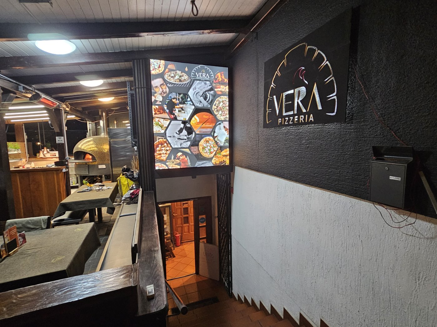 Vhod, napis Vera Pizzeria